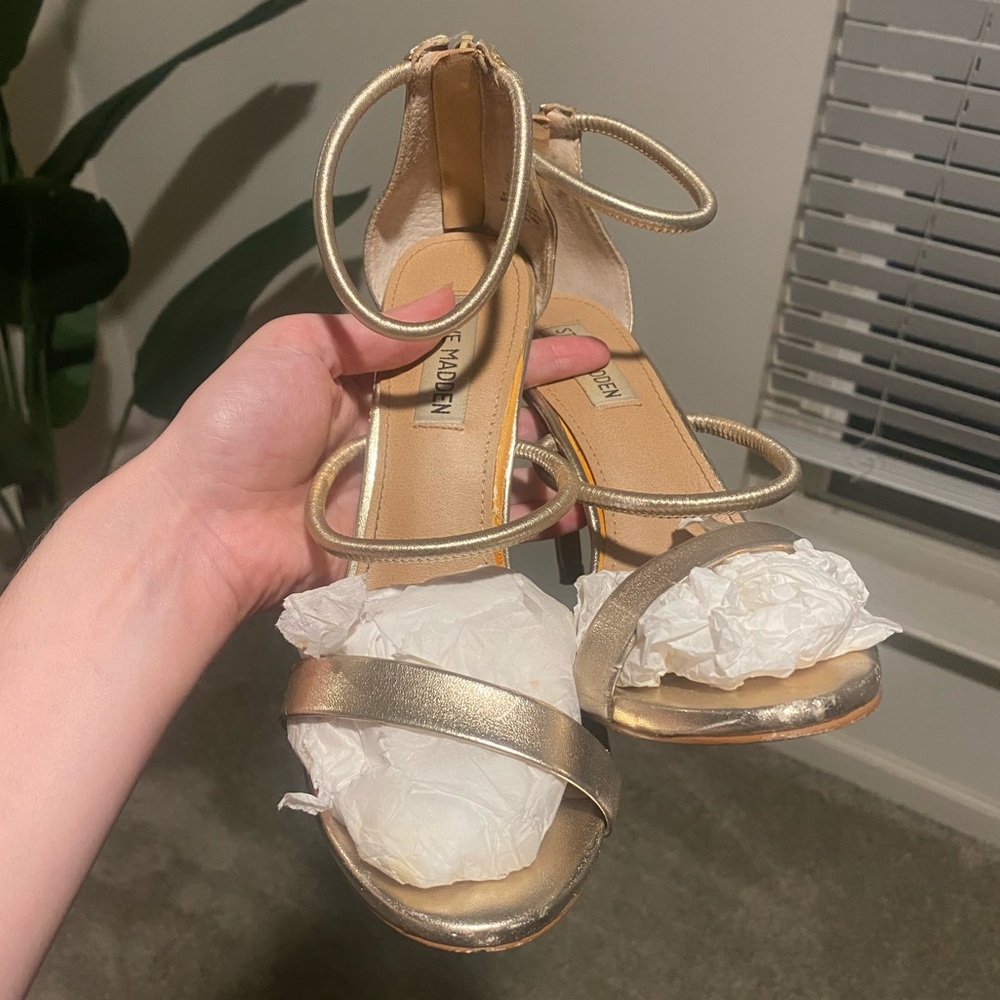 Steve Madden Clay Sandal in Metallic Gold - Picture 3 of 3